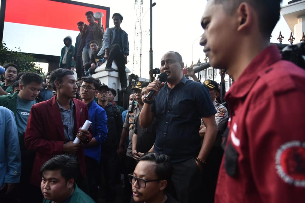 demo mahasiswa di depan gedung sate
