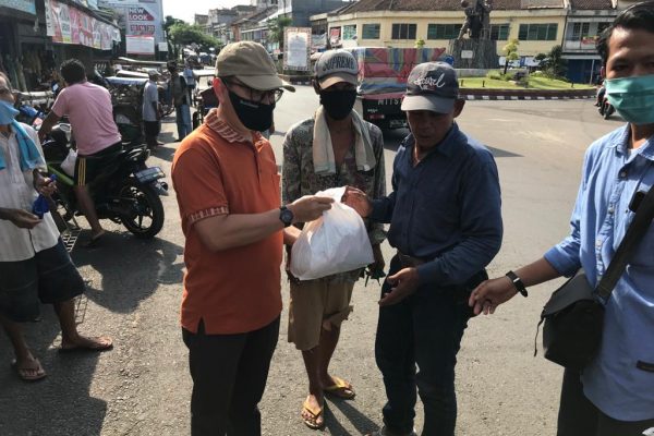 mahasiswa umko bagikan sembako