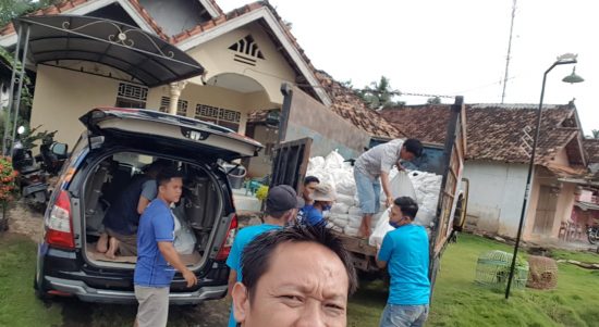 ketua fraksi Demokrat Lampura bagikan paket sembako