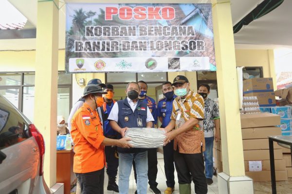 Pemkot Bandung salurkan bantuan buat warga Cimanggung (1)