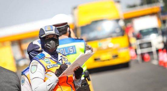 petugas cek poin halau ratusan pemudik (2)