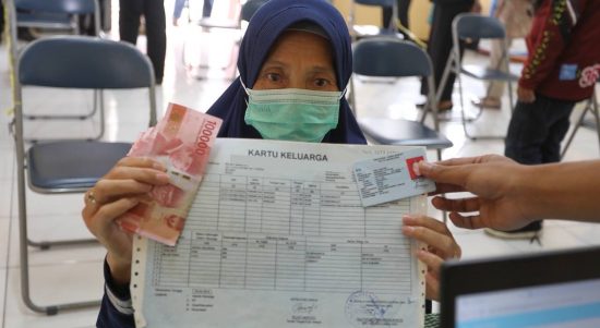 Warga kota Bandung terima Bansos PPKM (1)