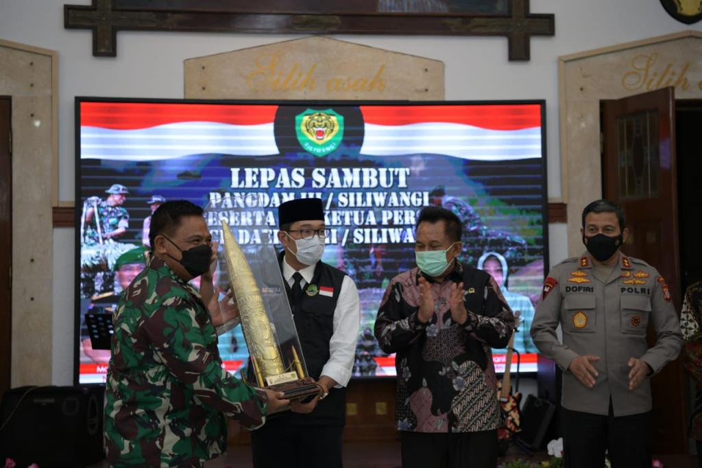 Ridwan kamil saat pisah sambut dengan Pangdam