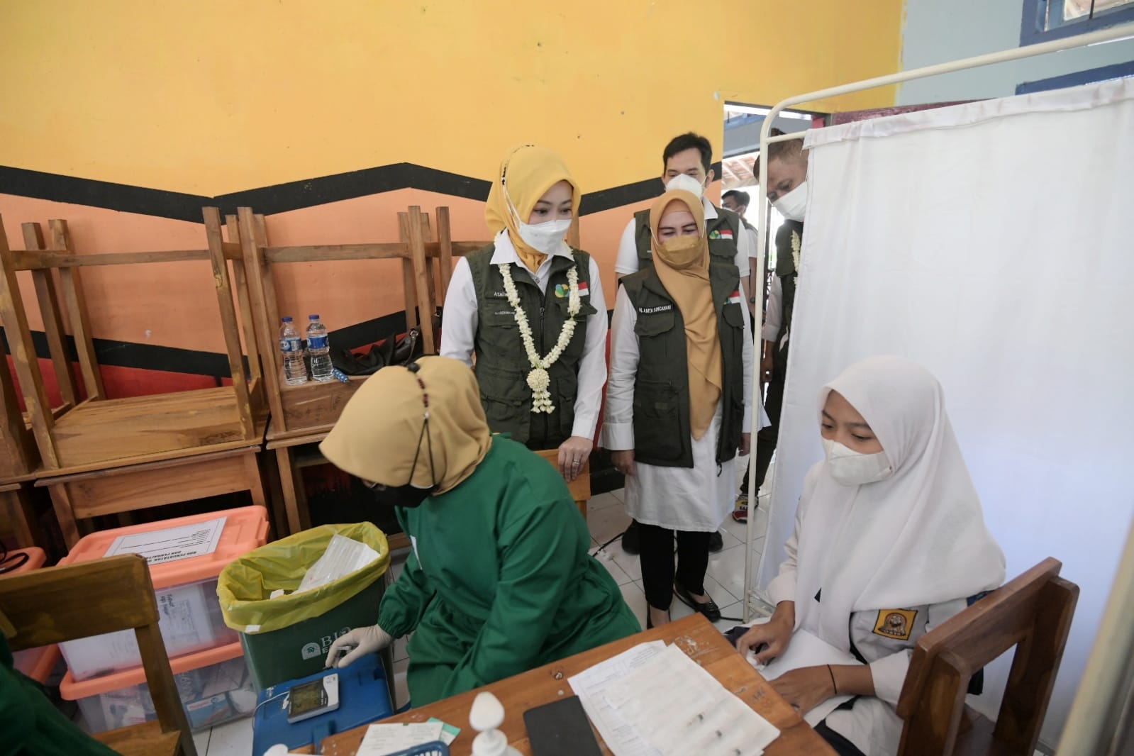 Atalia Praratya tinjau vaksinasi di cianjur