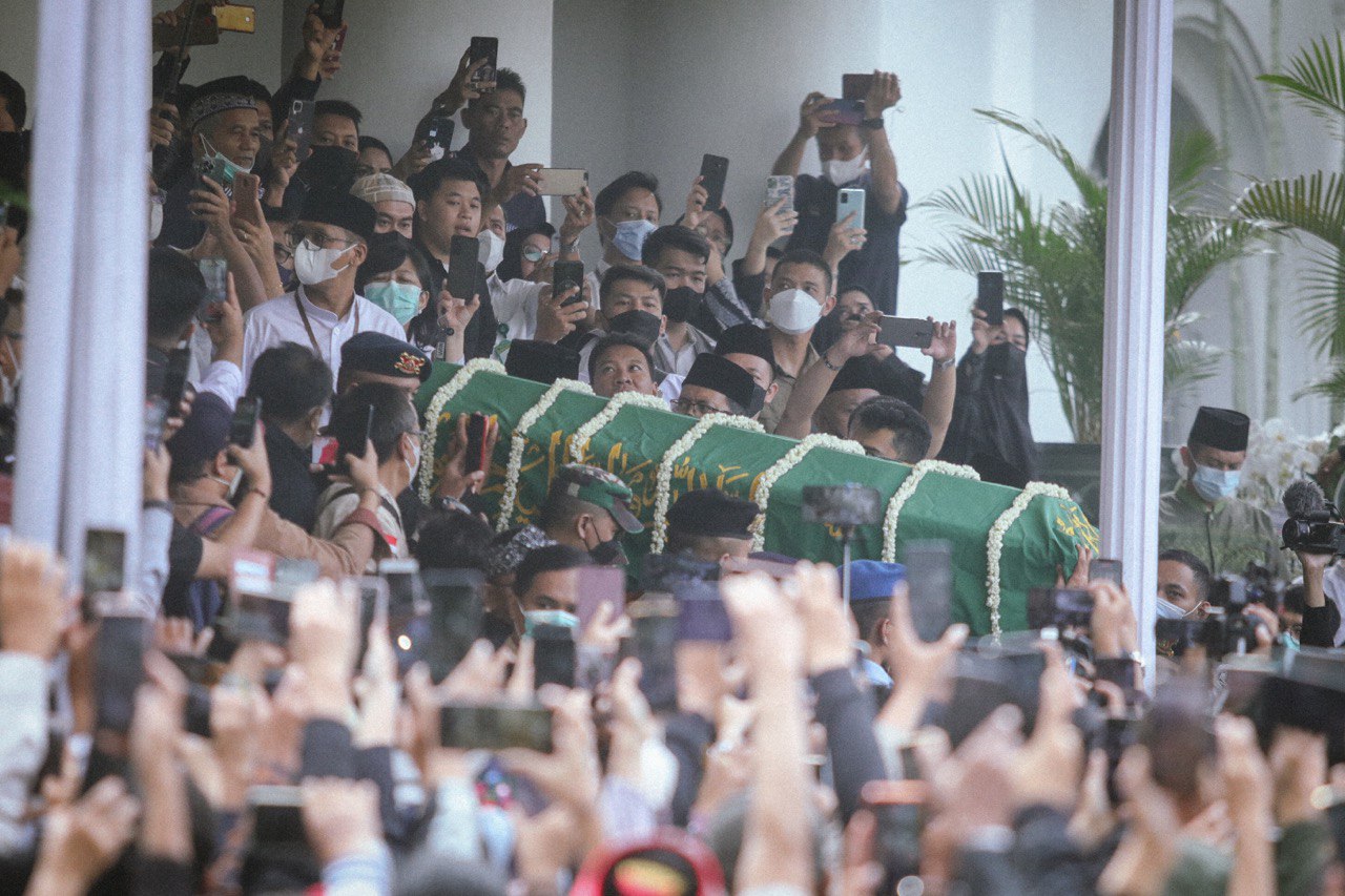 ribuan orang antar jenazah Eril (1)