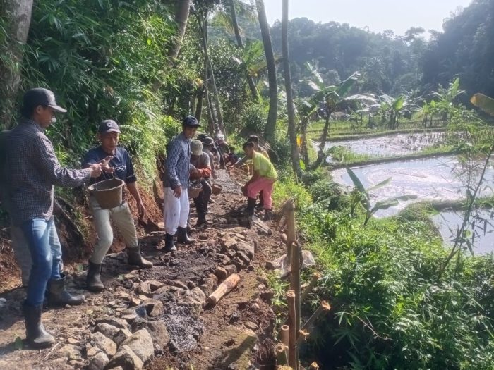 Polri melaksanakan kerja bakti, di tempat lokasi putusnya akses jalan Kp. Pasir Manggu Desa. Wangunjaya Kec Cugenang Cianjur, Kamis tanggal 15 Desember 2022. Polri beserta warga masyarakat melaksanakan kerja bakti atau perbaikan jalan yang terputus sehingga menutup akses. Adapun luas jalan yang terputus sepanjang 20 meter dengan lebar 1,5 Meter akibat dari curah hujan yang cukup tinggi yang terjadi pada hari Rabu tanggal 14 Desember 2022 sekitar pukul 17.00 wib. Kabid Humas Polda Jabar Kombes Pol. Ibrahim Tompo S.I.K., M.Si mengatakan bahwa Polri akan selalu hadir ditengah - tengah masyarakat, terlebih yang sedang tertimpa kesulitan. Upaya yang dilakukan oleh Polri bersama masyarakat yang bahu membahu memperbaiki jalan ini, diharapkan dapat menormalkan kembali akses jalan sehingga dapat dipergunakan seperti sedia kala. (red)