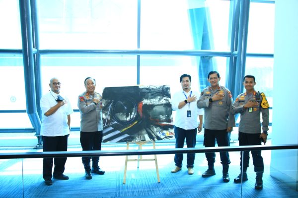 Polri Percantik Bandara Soetta dengan Lukisan Karya Difabel