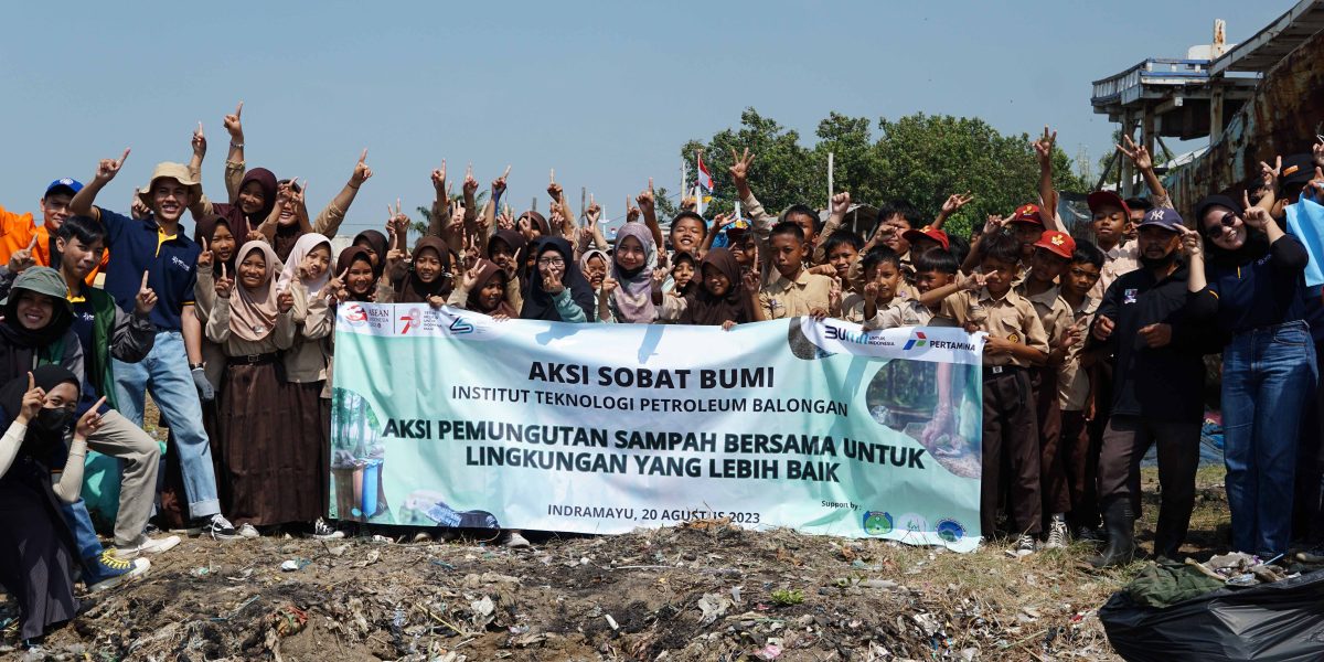 Aksi Sobat Bumi, Mahasiswa ITPB Bersama Siswa SD Bersihkan Sampah di Pantai Dadap