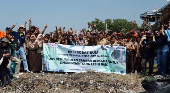 Aksi Sobat Bumi, Mahasiswa ITPB Bersama Siswa SD Bersihkan Sampah di Pantai Dadap