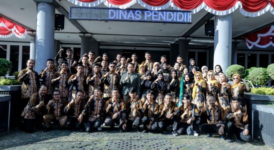 Kadisdik Jabar Lepas Kontingen FLS2N SMA dan SMK ke Tingkat Nasional