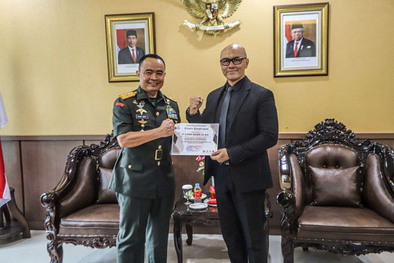 Latih Bela Diri Taruna-Taruni, Edwin Senjaya Terima Penghargaan dari Akademi Militer Magelang