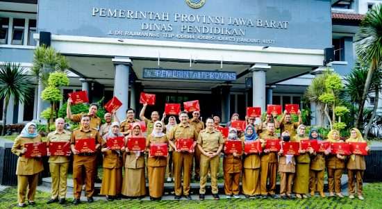 33 ASN Disdik Jabar Terima Penghargaan Satyalancana Karya Satya
