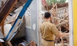 KAdisdik kota Bandung tinjau SMP Pasundan 1-2 yang ambruk (2)